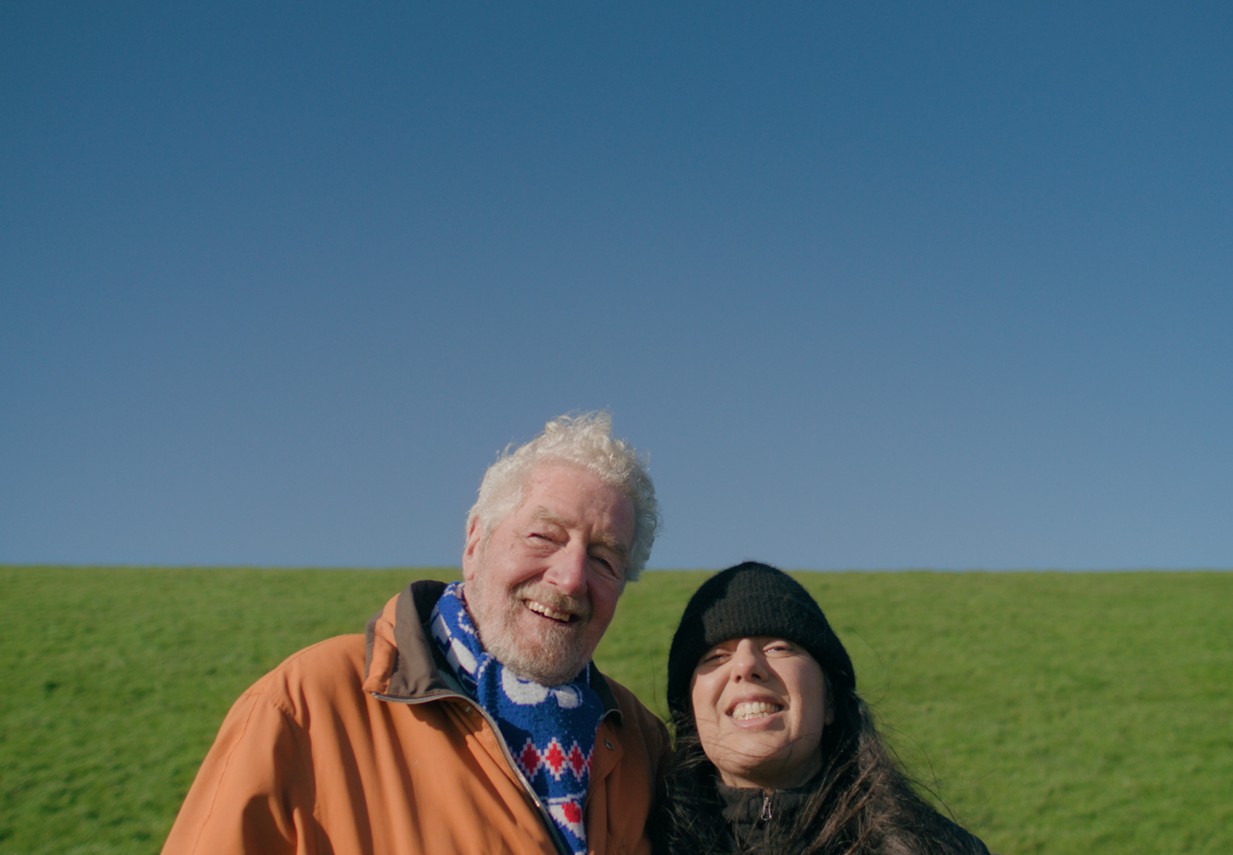 Tina Farifteh met Auke Swart bij de Waddenzeedijk.