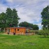 Het rustige East Pûnsmiet Chalet in een boomgaard